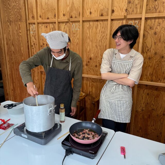こんにちは！
探求フリースクール・マチラボです！

今日はペペロンチーノ作りをしました😊

ある生徒がガーリックオイルを自宅から持ってきてくれ、それを使ったペペロンチーノとマチラボオリジナルペペロンチーノの2種類を作り食べ比べをしてみました🍝

それぞれどっちも美味しく食べることができました。

#フリースクール　
#不登校　
#引きこもり　
#不登校支援　
#子どもの居場所　
#友達づくり　
#町田	
#調理実習
#ペペロンチーノ