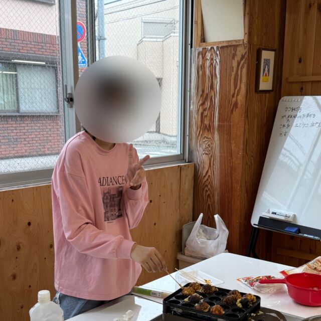 こんにちは！
探求フリースクール・マチラボです！

今日はたこ焼きパーティをしました✨

最初に具材の内容を話し合ったのですが、チーズやソーセージ、おもちなどたくさんの種類の具材が案として出ました。どれも実際に食べてみると美味しかったです！

たこ焼きも最初はなかなか綺麗に丸くならず、苦戦しましたが、たくさん作るうちにスムーズにたこ焼きを作ることができました！

#フリースクール　
#不登校　
#引きこもり　
#不登校支援　
#子どもの居場所　
#友達づくり　
#町田	
#調理実習
#たこ焼き