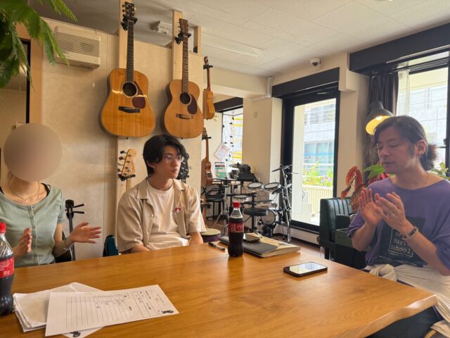 こんにちは！
探求フリースクール・マチラボです！

今日は音楽教室の日です♪
金城先生のミニレッスンではリズム感の練習を行いました。

私も一緒に参加したのですが、だんだん訳がわからなくなってしまい段々ズレてしまうことがありました。

私も生徒たちと一緒に修行していたいと思います！

#フリースクール　
#不登校　
#引きこもり　
#不登校支援　
#子どもの居場所　
#友達づくり　
#町田	
#音楽教室
#ギター教室
#町田音楽教室