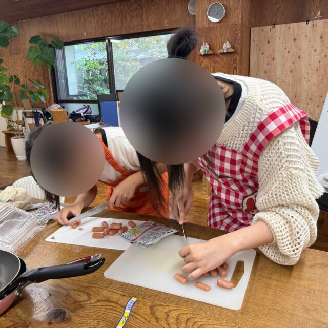 こんにちは！
探求フリースクール・マチラボです！

今日は生徒のリクエストでお弁当作りをしました🍱
そぼろおにぎりや卵焼き、タコさんウィンナーなどたくさん作りました✨

#フリースクール　
#不登校　
#引きこもり　
#不登校支援　
#子どもの居場所　
#友達づくり　
#町田	
#調理実習
#お弁当作り