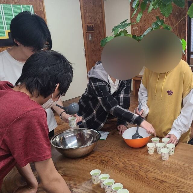 こんにちは！
探求フリースクール・マチラボです！

今日は合宿のしおりを作る前にゼリーを皆で作りました✨