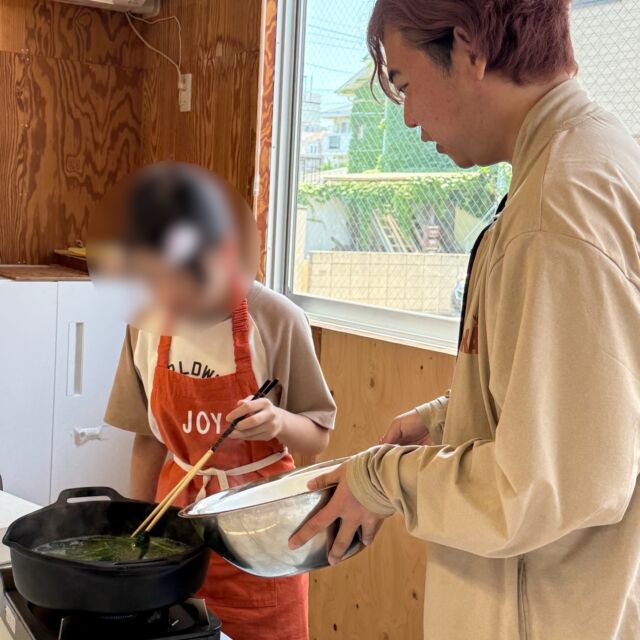 こんにちは！
探求フリースクール・マチラボです！

今日はみんなでカレーを作りました🍛
生徒にどんな具材を入れたいのか聞いたところほうれん草やコーンなど様々な食材が挙げられました。

実際に食べてみると、じゃがいももにんじんもしっかり煮込まれていて美味しかったです😊

#フリースクール　
#不登校　
#引きこもり　
#不登校支援　
#子どもの居場所　
#友達づくり　
#町田	
#調理実習
#カレー作り