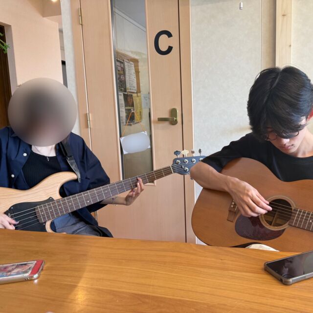 こんにちは！
探求フリースクール・マチラボです！

今日は音楽の日です♪
各自それぞれ興味のある楽器に取り組みました。

ロビン先生のミニレッスンでは調について学び、実際にギターを弾きながら勉強しました。

苦戦している様子でしたが、一生懸命頑張っていました😊

#フリースクール　
#不登校　
#引きこもり　
#不登校支援　
#子どもの居場所　
#友達づくり　
#町田
#ギター教室
